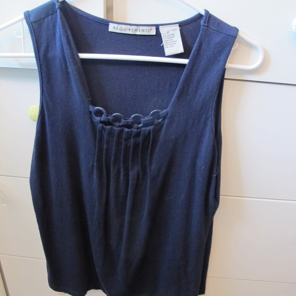 Requirements Sleeveless square neck scoop with decorative neck and pleats.